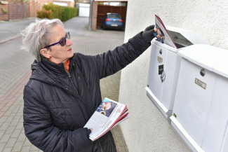 Ehrenamtliche Redaktion verteilt Zeitschrift in Briefkasten 3